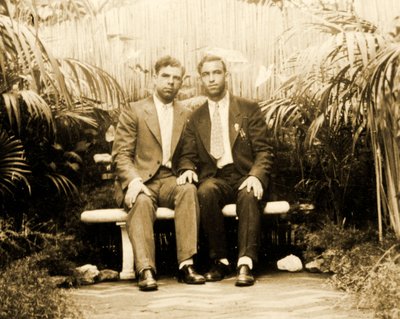 Portræt af et kærligt par i en tropisk have, c.1930 af Unknown