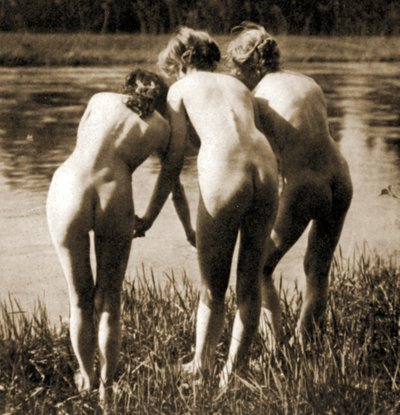 Three Graces , a Female Nude Trio, ca. 1900 (sepia-billede) af Unknown