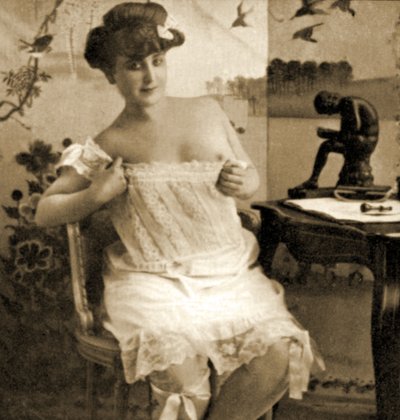 Ung kvinde viser en blonde chemise, ca. 1900 af Unknown