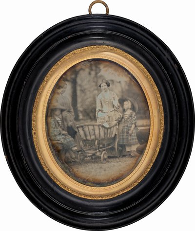 To kvinder og tre børn i haven af Unknown 19th Century