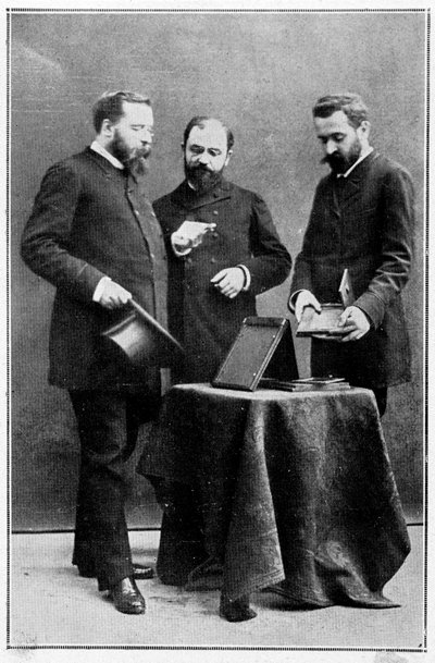 Alphonse Bertillon viser antropometriske klicheer til to af de politipræfekter, som han blev placeret under, 25/03/1888 af Unknown artist