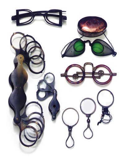 Eine gemischte Sammlung von Brillen und Vergrößerungsgläsern von Unknown artist
