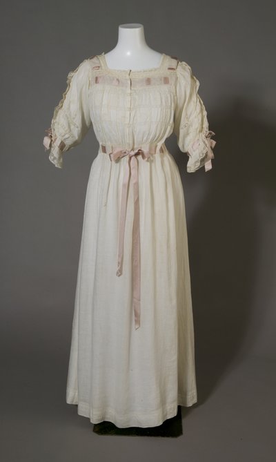 Bertha Palmers natkjole, ca. 1880 (set forfra), Hvid bomuld, blonder, broderi og silkebånd. af Unknown artist