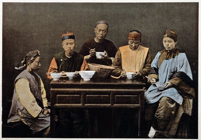 Kinesisk familiespisning - fotokrom, slutningen af det 19. århundrede. af Unknown artist