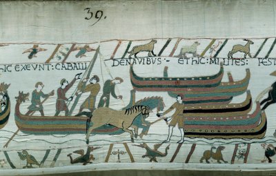 Erobre England af hertugen af Normandiet Vilhelm Erobreren (1027-1087) i 1066: Normanniske skibe sejler på den engelske kyst. Hesten trækker båden på gangen. Detalje af Bayeux-tapet eller broderi af dronning Mathilde af Unknown artist