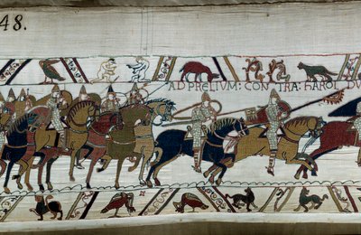 Englands erobring af den normanniske hertug Vilhelm Erobreren (1027-1087) i 1066: hans hær rykker frem mod den af Harold II a Hastings. Nederst til venstre ses to nøgne mænd. Detalje af Bayeux-tapetet eller Broderi af Dronning Mathilde af Unknown artist