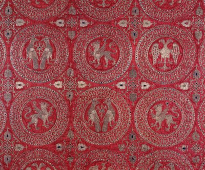 Detalje af kirkelig kostume stof i lilla silke fra Cypern, der repræsenterer fantastiske dyr (religiøs lilla silke vane fra Cypern med fantastiske dyr) 13. århundrede Museo Della Cattedrale Anagni, Italien af Unknown artist