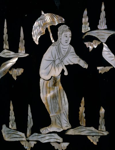Kvindefigur med paraply, detalje fra perlemor indlagt skab med chinoiserie dekoration af Unknown artist