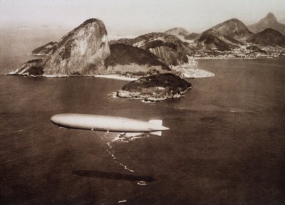 Graf Zeppelin (Graf-Zeppelin) i Rio de Janeiro-bugten på baggrund af "sukkerbrød" den 25/05/1930 af Unknown Artist