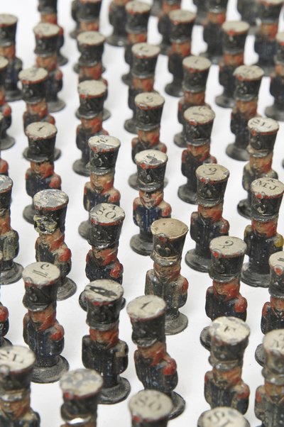 Große Gruppe von Zinnsoldaten oder Kampagnenkartenmarkierungen in Form von französischer Infanterie, ca. 1810-14 von Unknown artist