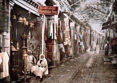 Le souk el Truck i Tunis: butik med skilt på fransk "" Bazaar arabic Barbouchi brothers"". Photochrome v. 1900. af Unknown artist
