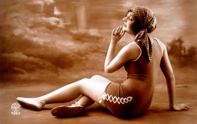 Pin-up i badedragt. af Unknown Artist