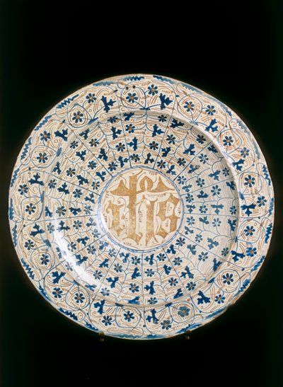 Tallerken med krystalliseret monogram, Valencia fabrikation af Unknown artist