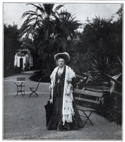 Portræt af Madame Juliette Adam (nee Lambert) (1836-1936), fransk forfatter, polemist og feminist i Nice i 1905. af Unknown artist