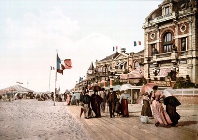 Promenade - Stor stue - Trouville. Fotokrom c. 1890. af Unknown artist