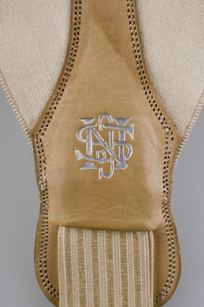 Seler, ca. 1880 (detaljeret billede), Broderet hvid satin, læder, sølv, Maker ukendt af Unknown artist