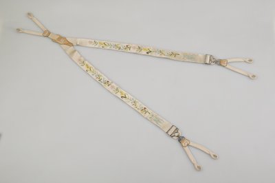 Seler, ca. 1880, broderet hvid satin, læder, sølv, Maker ukendt af Unknown artist