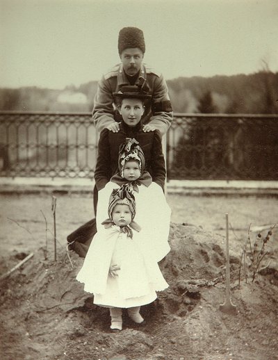 Introduktion af hertug Fyodor Uvrovs familie på landejendom. Albummet foto af Unknown artist