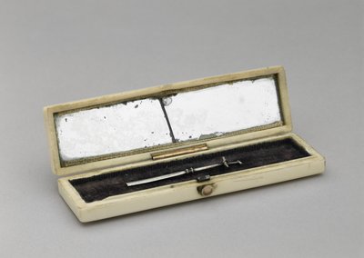 Tandstikker etui, ca. 1840-1880 (elfenben, sølv, spejlglas, fløjl) af Unknown artist