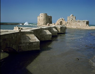 Udsigt over Sidon Sea Castle bygget i 1227 af Unknown artist
