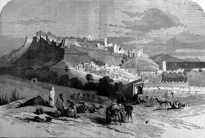 Udsigt over den befæstede by Tanger og kysten, Marokko. Stik fra 1868. af Unknown artist