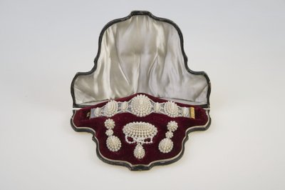 Bryllupsarmbånd, broche og øreringesæt af Unknown artist