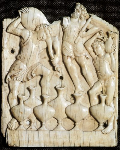 Bryllup i Kana: "" tjenerne fylder seks krukker med vand, som Jesus Kristus vil forvandle til vin""" Udskåret elfenbenstavle. London, Victoria and Albert Museum fra det 11. århundrede af Unknown artist