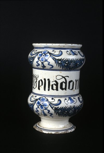 Apotekpotte fra det 16. århundrede indeholdende Belladonna, giftig urt brugt i apoteket. Museum for Videnskab og Teknologi, Milano. af Unknown artist