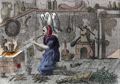 En heks i sit laboratorium forbereder en trylledrikk, lige et horn fyldt med magiske urter. Indgravering af det 16. århundrede af Unknown artist