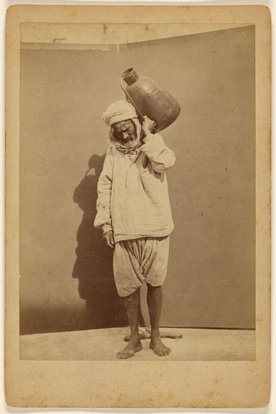 [Arabisk mand bærer en kande]. af Unknown artist