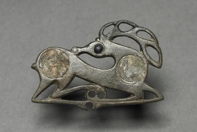 Fibula i form af en liggende kronhjort af Unknown artist