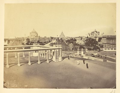 [Riflede søjler og gårdsplads i Kaiserbagh, Lucknow]. af Unknown artist