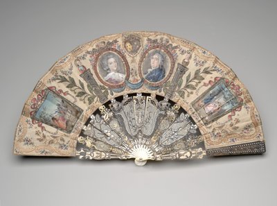 Foldevifte med portrætmedaljoner af Marie Antoinette og Louis XVI, efter 1786 (gouache og akvarel på dobbelte silkeblade, messing, sølv, metallisk tråd, elfenben, forgyldning, sølvfolie og klistersten) af Unknown artist