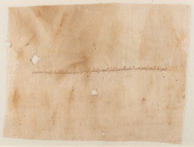 Fragment af en beklædningsgenstand med broderet inskription af Unknown artist