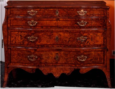 Møbler: kommode lavet af cedertræ. 1735-1745 ca. Svag. 97x137x68 cm Privat samling af Unknown artist