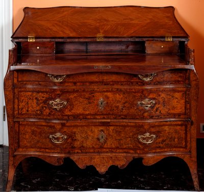 Møbler: kommode lavet af cedertræ. 1735-1745 ca. Svag. 97x137x68 cm Privat samling af Unknown artist