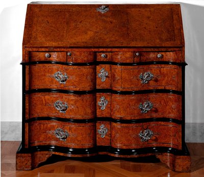 Møbler: skrivebord i cedertræ. 1730-1735 ca. Sol. 115x115x55 cm Privat samling af Unknown artist