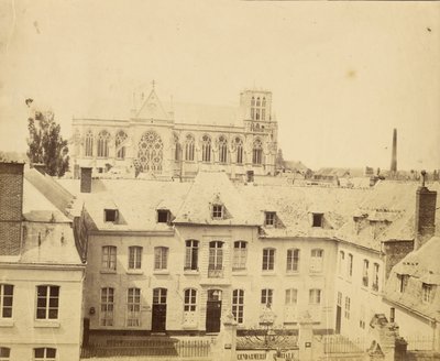 [Gendarmerie Imperiale-bygning og gotisk katedral]. af Unknown artist