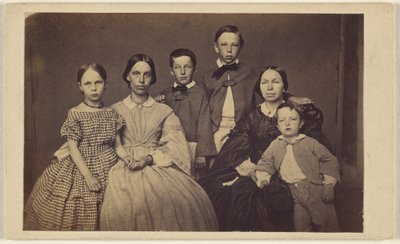 [Familieportræt i gruppe, to kvinder og fire børn]. af Unknown artist