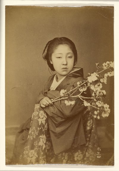 [Japansk kvinde holder blomstrende prunusgren]. af Unknown artist
