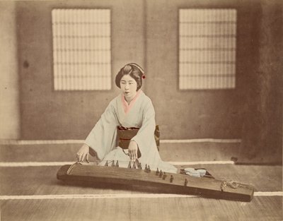 [Japansk kvinde, der spiller koto] af Unknown artist