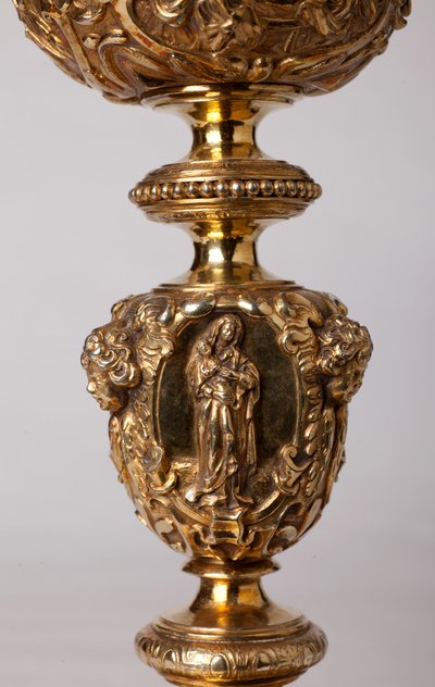 Metalsmedning. Kalk. Gave fra kaniken A. Le Vaillant de la Bassarderie, dekan for katedralkapitlet 1726 til 1758. 1700-tallet. Detalje. af Unknown artist