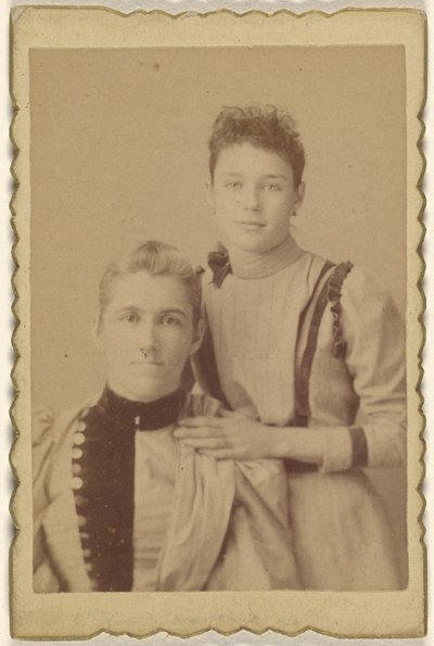 [Mor siddende, datter stående]. af Unknown artist