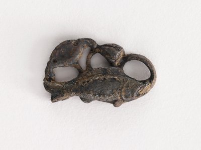 Ornament: fisk, lotusblade og lotusfrøbælg (par med F1917.582) af Unknown artist