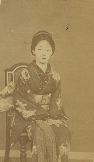 [Siddende japansk kvinde] af Unknown artist
