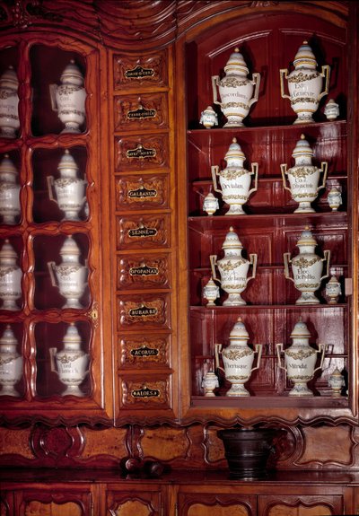 Vitrine og gryder med apoteker i fajance. Macon fra det 17. århundrede, Hotel Dieu af Unknown artist