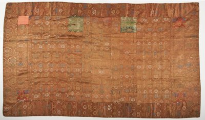 Silkebrokade. En buddhistisk munkedragt, lappet: Kesa af Unknown artist