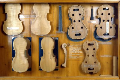 Stadie med at lave en violin. 19. århundrede. af Unknown artist