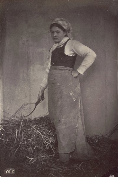 [Stående kvinde med le] af Unknown artist