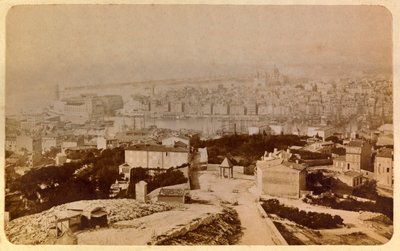 Byen Marseille og dens omgivelser omkring 1885 -1890: Oversigt over Notre Dame de la garde, Privat samling af Unknown artist